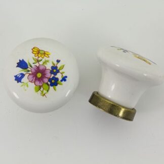 Porcelænsknop med røde blomster