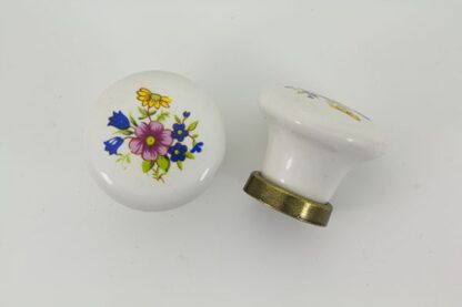 Porcelænsknop med røde blomster