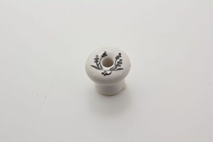 Lille porcelænsknop med sorte blade