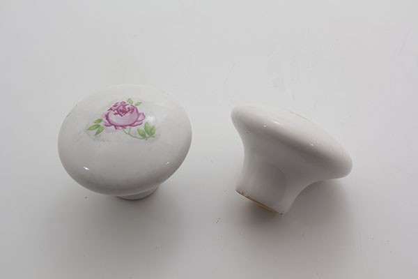 Hvid romantisk porcelænsknop med rose