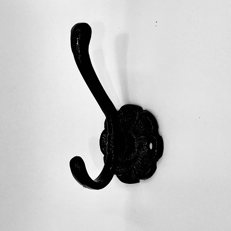 Sort jern knage med mønstret roset Sort jern knage med mønstret roset